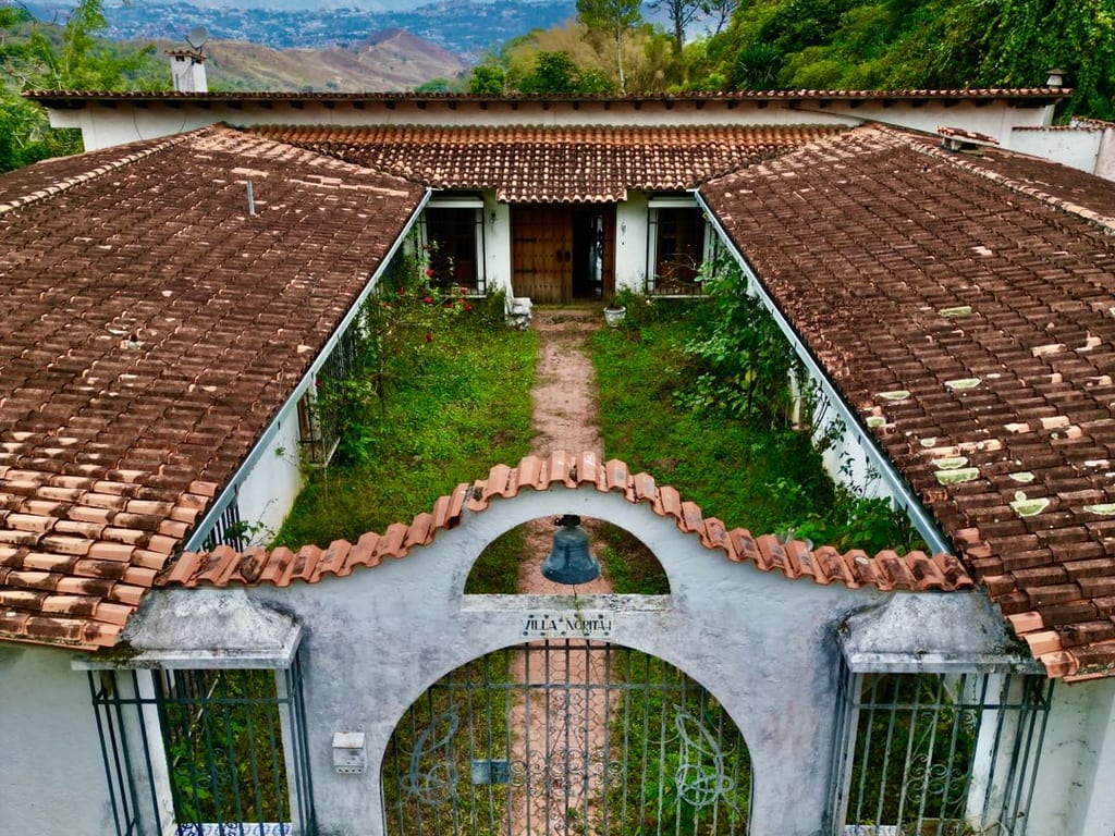 Casa en venta de 6 hab. y 700 m² en La Lagunita, Caracas · Ref. CV6216
