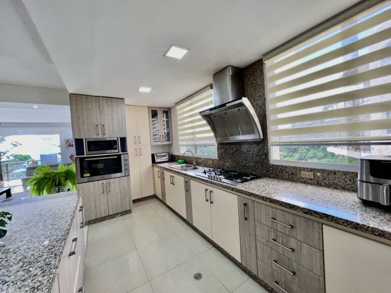 Apartamento en venta de 3 hab. y 245 m² en La Lagunita, Caracas