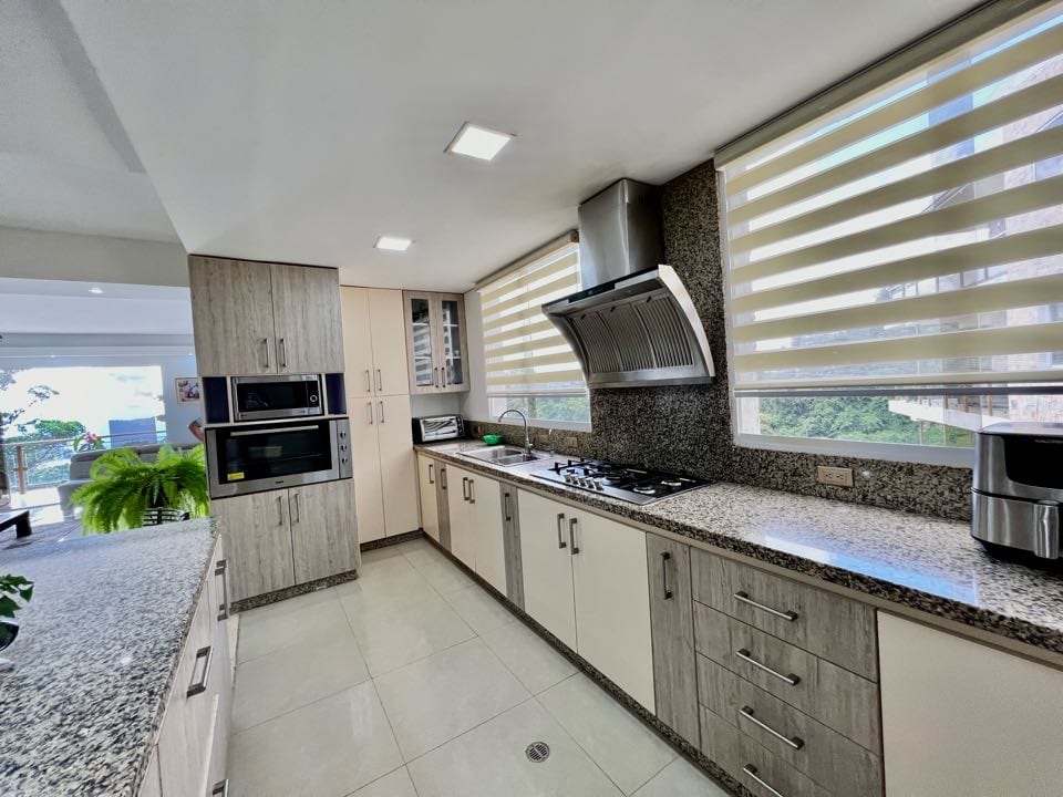 Apartamento en venta de 3 hab. y 245 m² en La Lagunita, Caracas