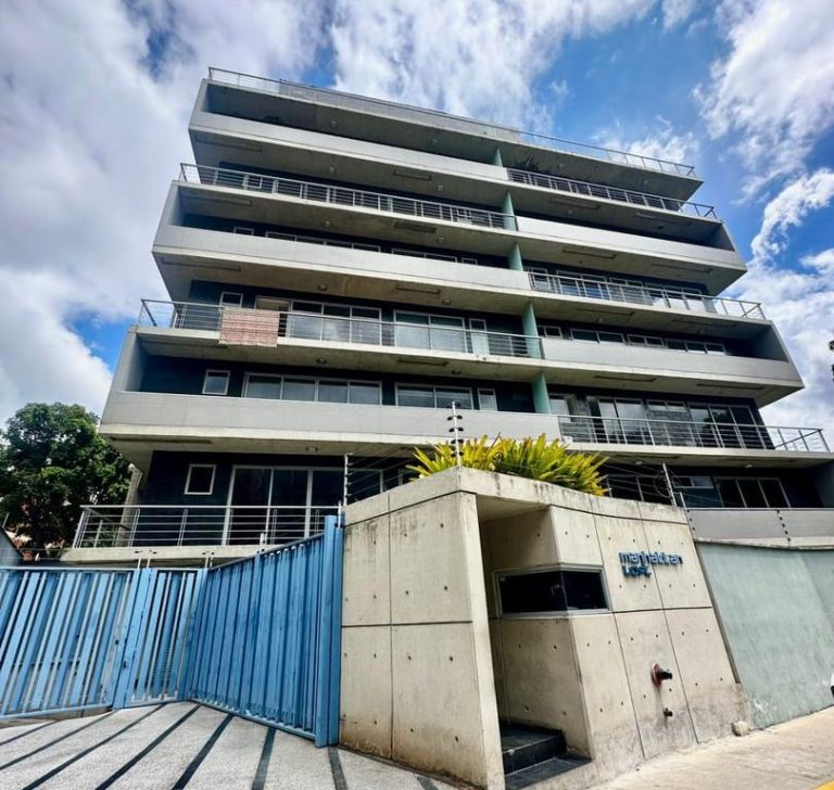 Apartamento en alquiler de 2 hab. y 115 m² en Campo Alegre, Caracas