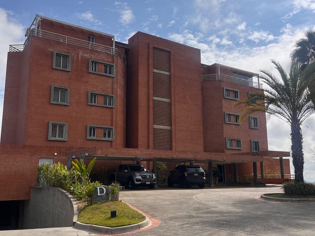 Apartamento en venta de 4 hab. y 240 m² en Oripoto, Caracas