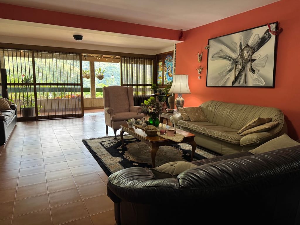 Apartamento en venta de 5 hab. y 280 m² en Urb. Miranda, Caracas