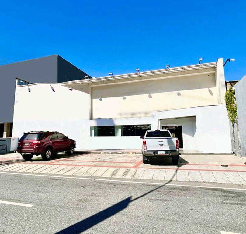 Local comercial en venta de 1.100 m² en Las Mercedes, Caracas