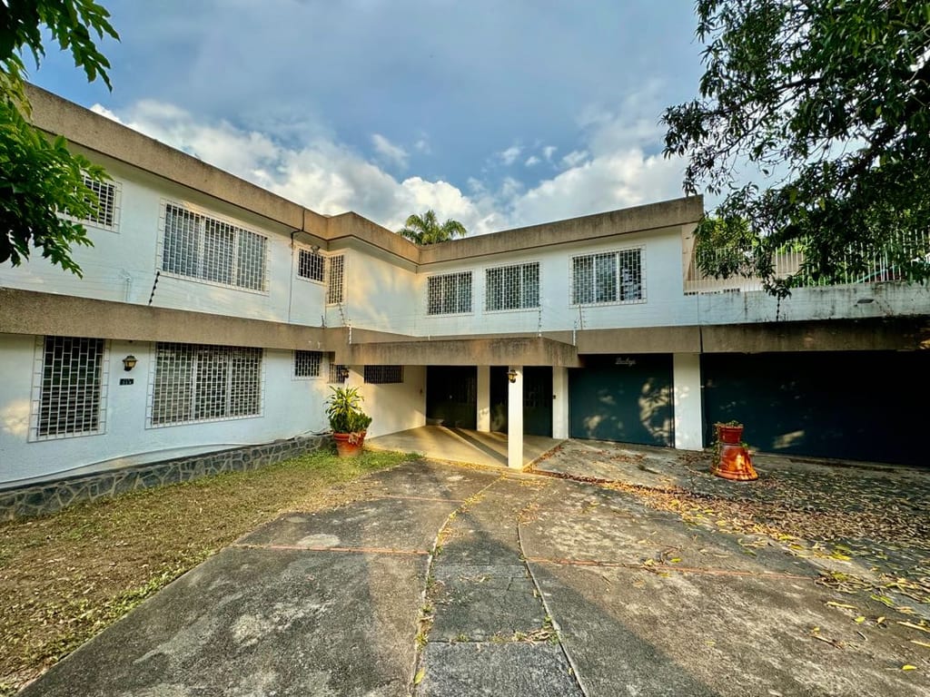 Casa en venta de 5 hab. y 530 m² en Valle Arriba, Caracas