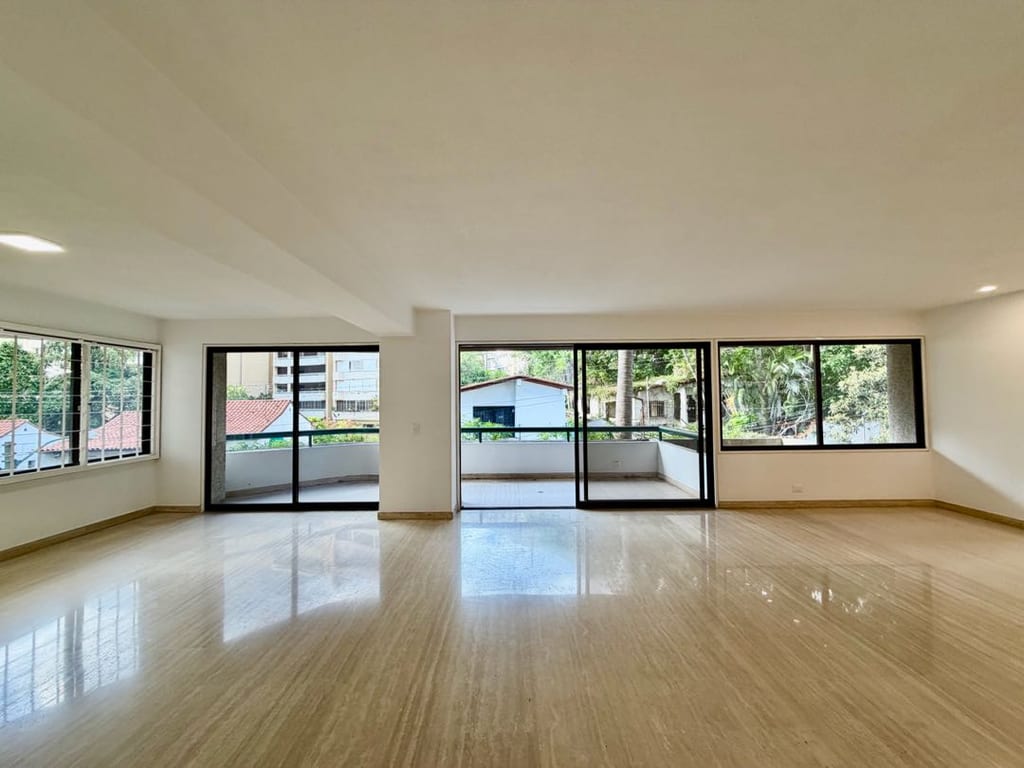 Apartamento en alquiler de 4 hab. y 263 m² en Los Chorros, Caracas