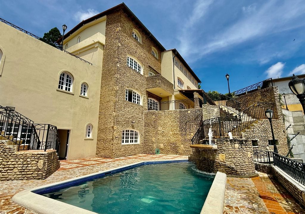 Casa en venta de 6 hab. y 1.600 m² en Alto Hatillo, Caracas