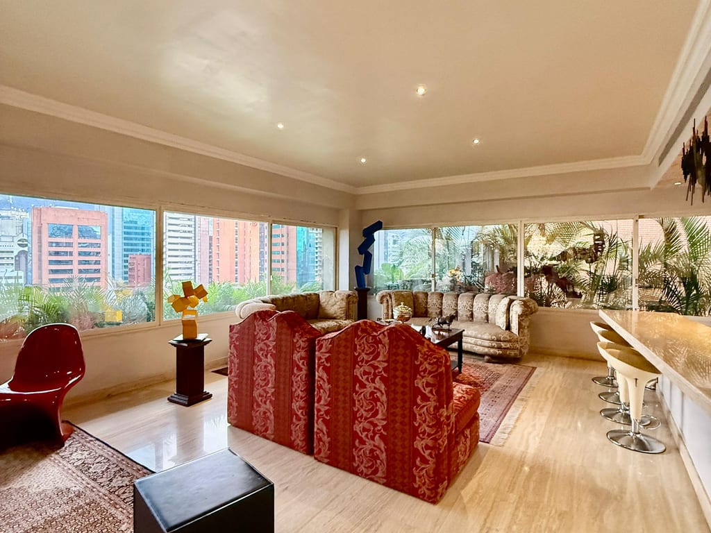 Apartamento en alquiler de 3 hab. y 300 m² en Las Mercedes, Caracas · Ref. CV6273