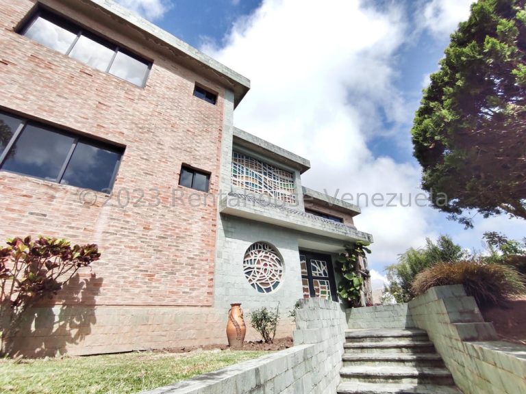Casa con 4 habitaciones y 2 baños en Los Naranjos del Cafetal, Caracas