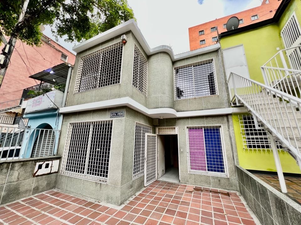 Local comercial en venta de 294 m² en Los Dos Caminos, Caracas