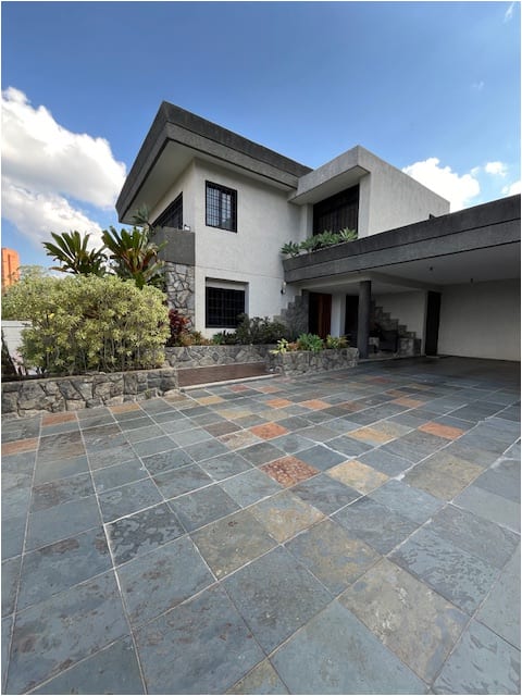 Casa en venta de 5 hab. y 700 m² en Los Naranjos (Las Mercedes), Caracas