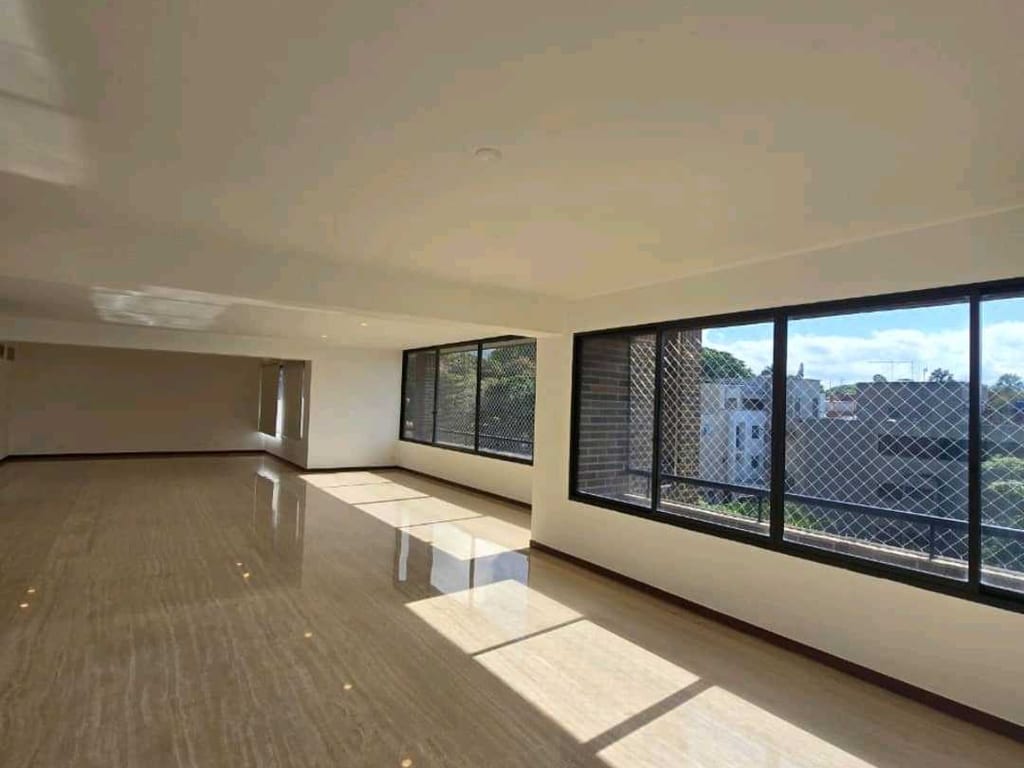 Apartamento en alquiler de 4 hab. y 275 m² en Country Club, Caracas