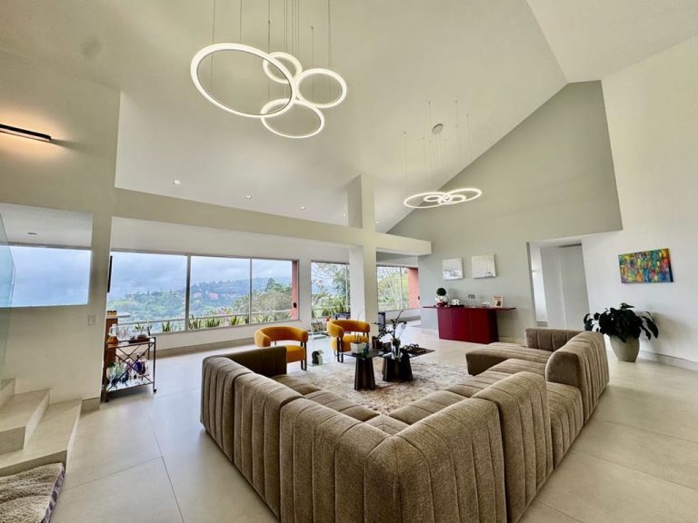 Apartamento en venta de 5 hab. y 470 m² en El Arroyo, Caracas