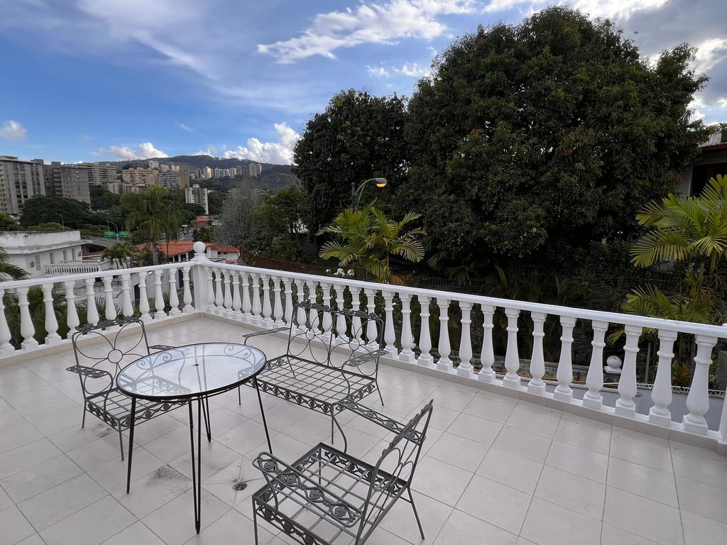 Apartamento en alquiler de 2 hab. y 169 m² en Prados del Este, Caracas