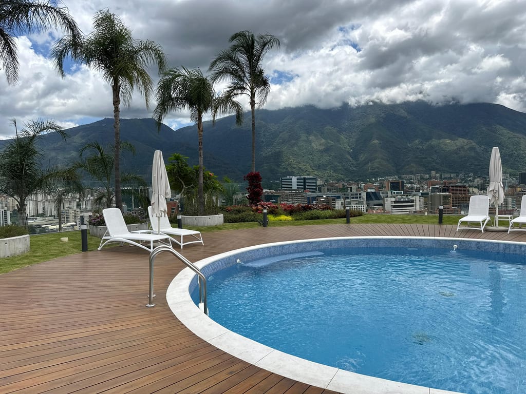 Apartamento en alquiler de 2 hab. y 109 m² en Las Mercedes, Caracas