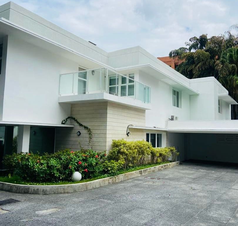 Casa en alquiler de 6 hab. y 1.100 m² en Country Club, Caracas