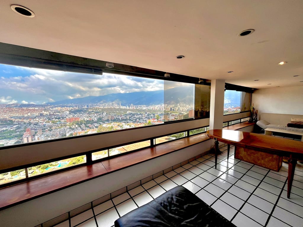 Apartamento en venta de 4 hab. y 240 m² en Santa Mónica, Caracas