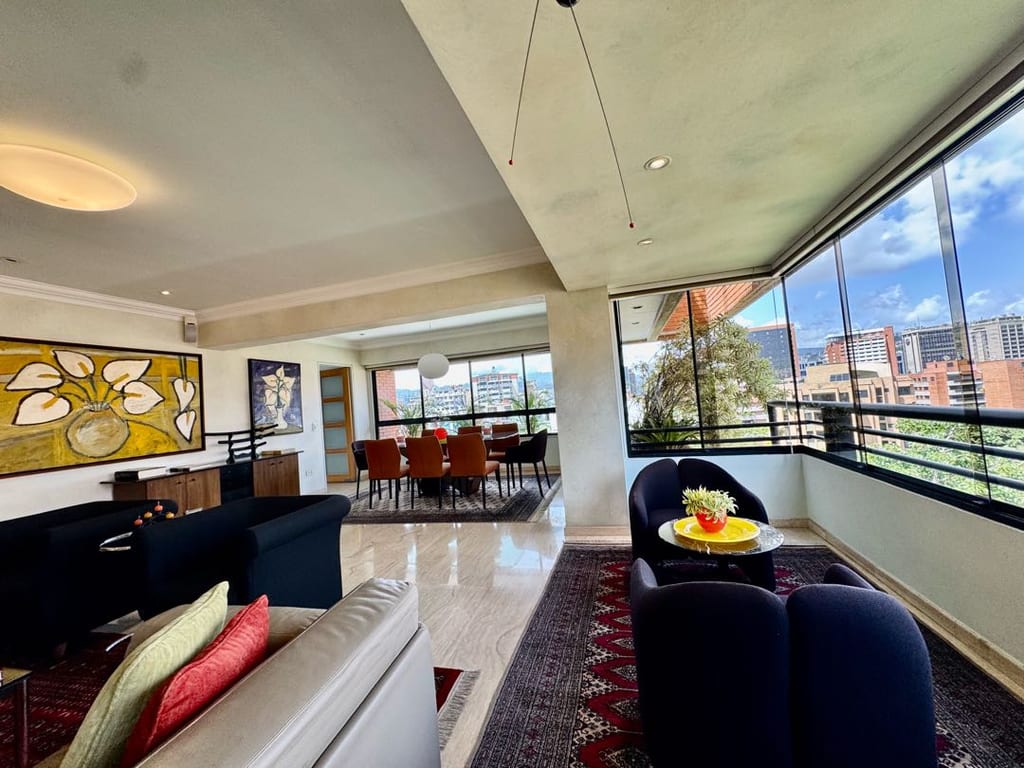 Apartamento en venta de 4 hab. y 345 m² en Campo Alegre, Caracas