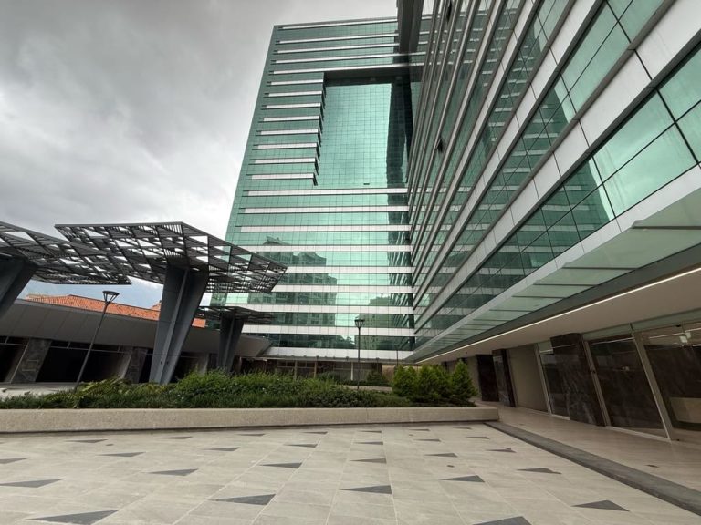 Oficina en venta de 883 m² en Campo Alegre, Caracas