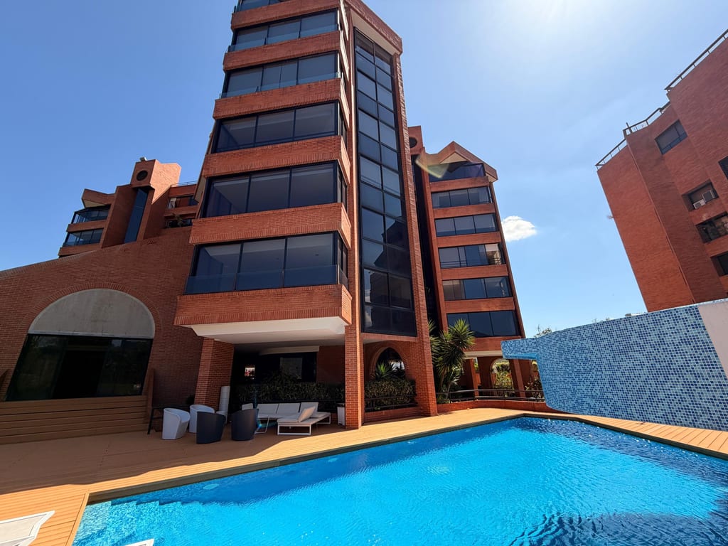 Apartamento en alquiler de 3 hab. y 200 m² en Colinas de Valle Arriba, Caracas