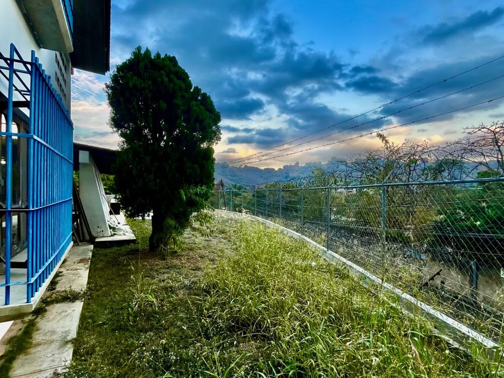 Casa en venta de 6 hab. y 500 m² en Valle Arriba, Caracas