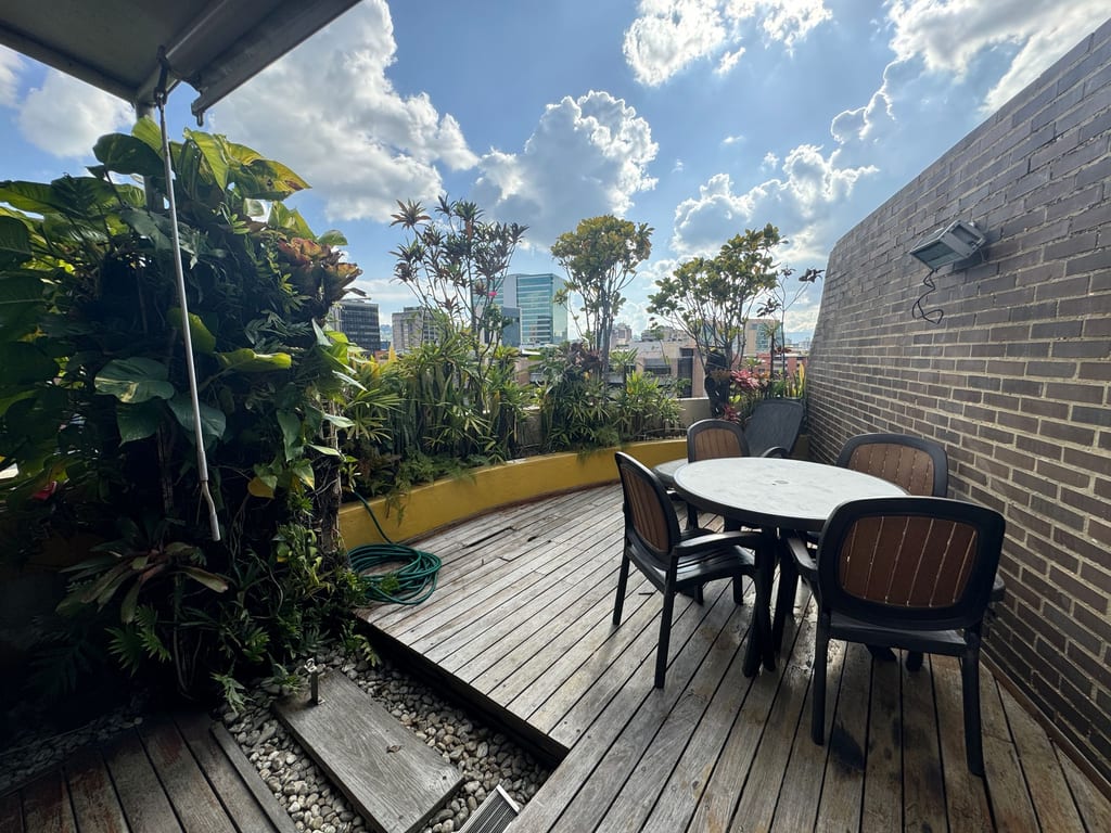 Apartamento en venta de 2 hab. y 190 m² en Campo Alegre, Caracas