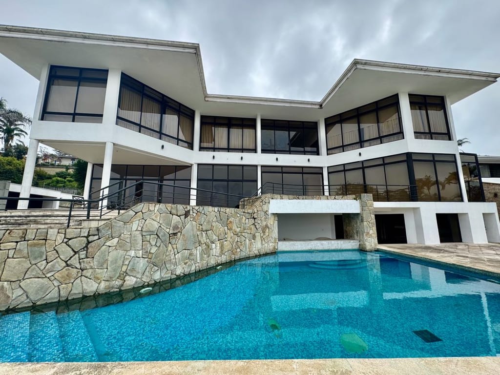 Casa en venta de 8 hab. y 929 m² en La Lagunita, Caracas
