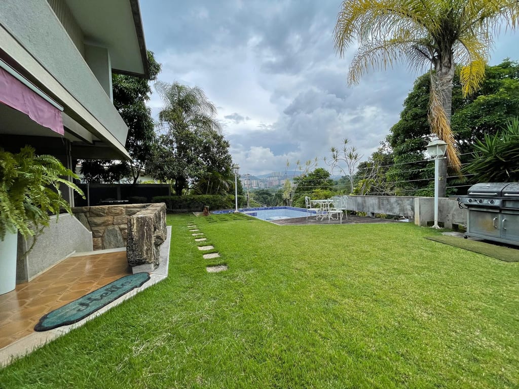 Casa en venta de 5 hab. y 997 m² en Valle Arriba, Caracas