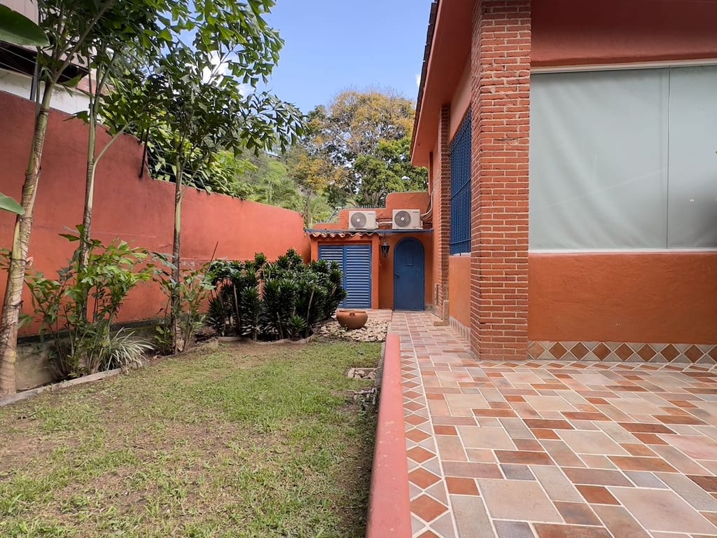 Casa en venta de 4 hab. y 360 m² en Prados del Este, Caracas