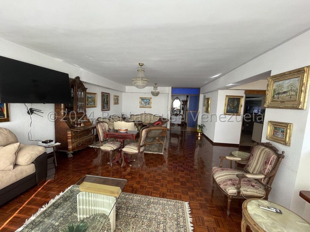 Apartamento en venta de 3 hab. y 380 m² en Colinas de Bello Monte, Caracas