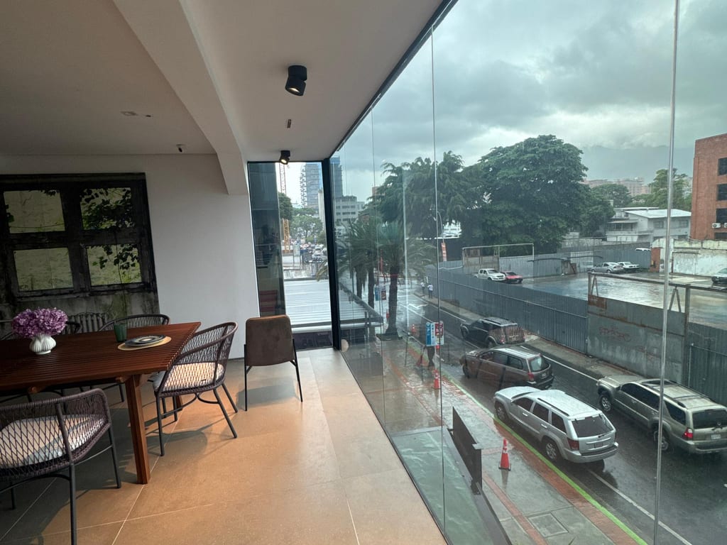 Local comercial en alquiler de 310 m² en Las Mercedes, Caracas