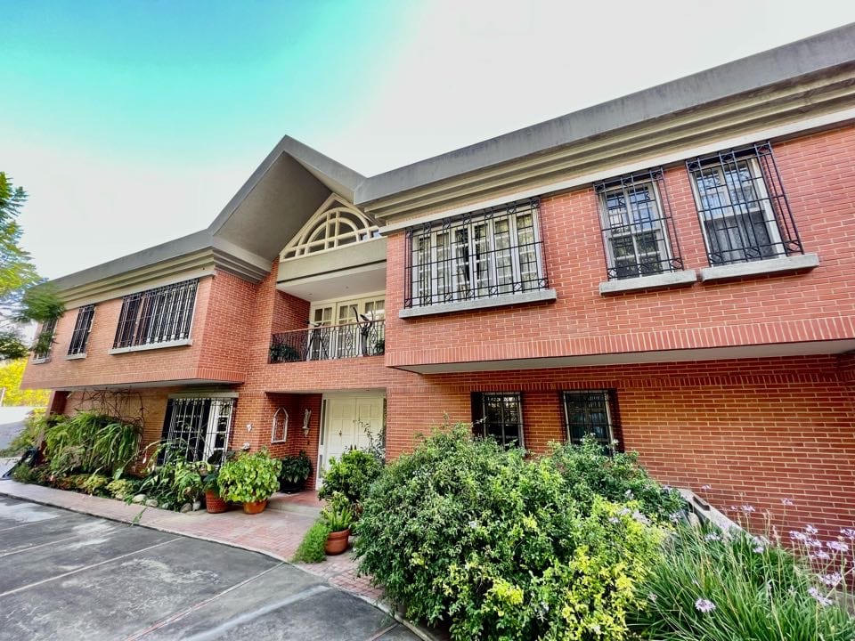 Casa en venta de 6 hab. y 812 m² en Los Chorros, Caracas