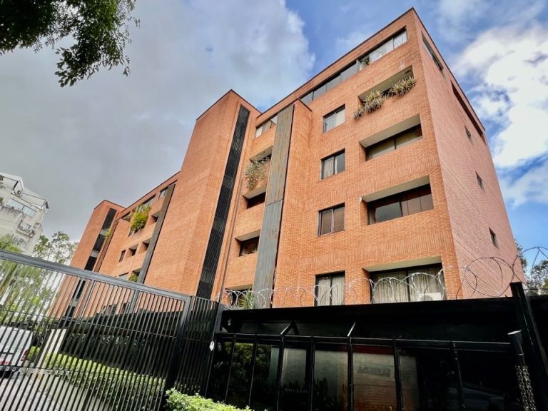 Apartamento en venta de 6 hab. y 310 m² en Colinas de Valle Arriba, Caracas