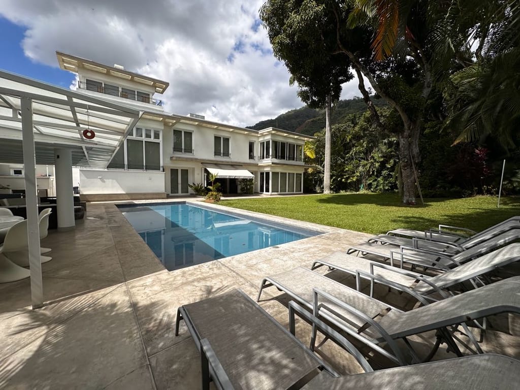 Casa en venta de 8 hab. y 1.080 m² en Country Club, Caracas