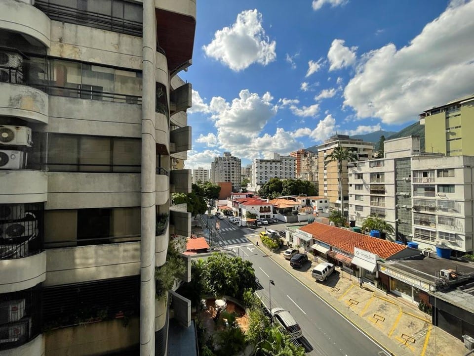 Apartamento en alquiler de 2 hab. y 96 m² en Los Palos Grandes, Caracas