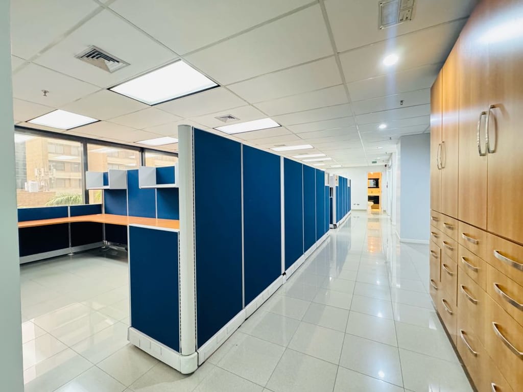 Oficina en alquiler de 400 m² en El Rosal, Caracas · Ref. CV6509
