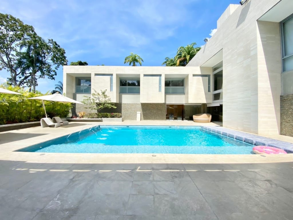 Casa en venta de 6 hab. y 2.700 m² en Country Club, Caracas