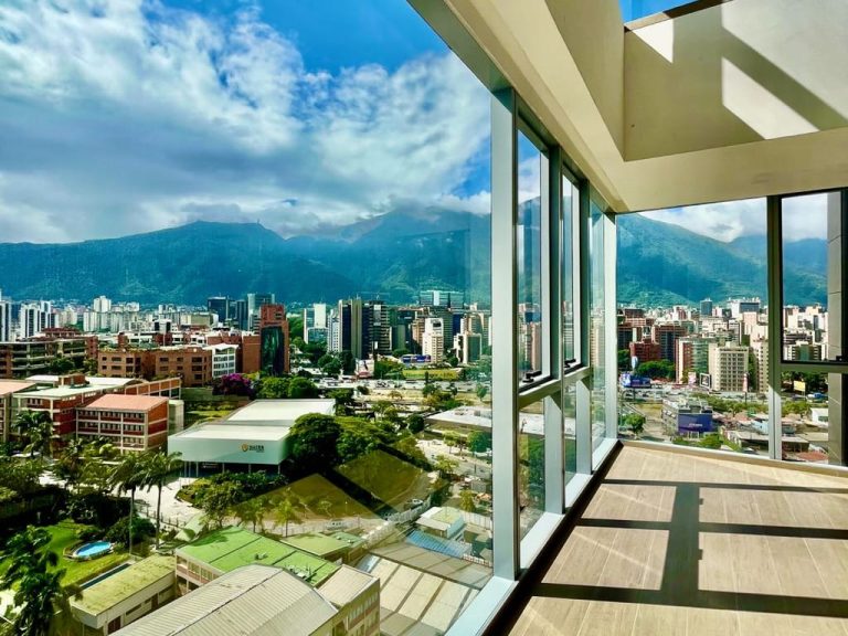 Apartamento en venta de 3 hab. y 222 m² en Las Mercedes, Caracas
