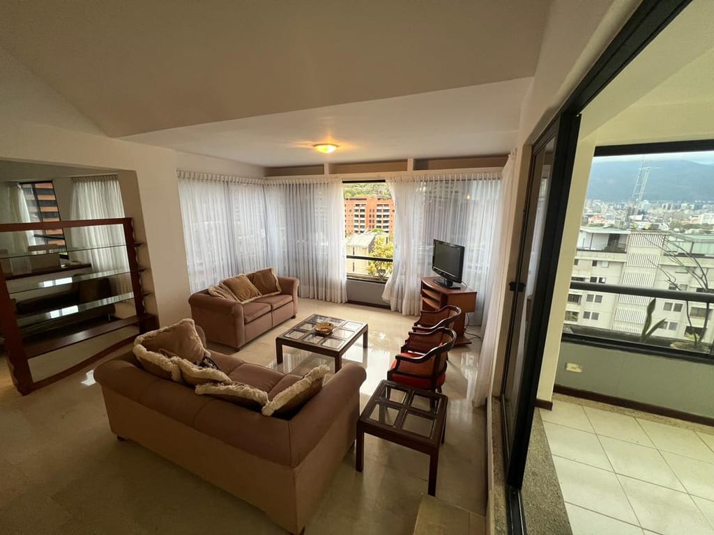 Apartamento en alquiler de 3 hab. y 350 m² en Colinas de Valle Arriba, Caracas