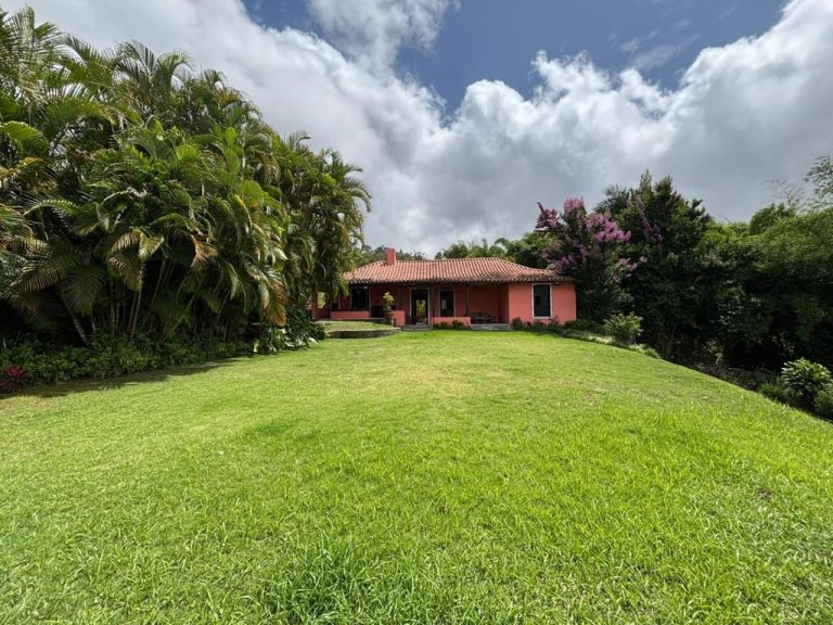 Casa en venta de 7 hab. y 4.328 m² en Oripoto, Caracas