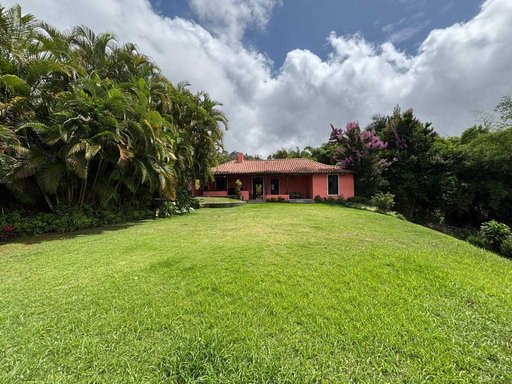 Casa en venta de 7 hab. y 4.328 m² en Oripoto, Caracas