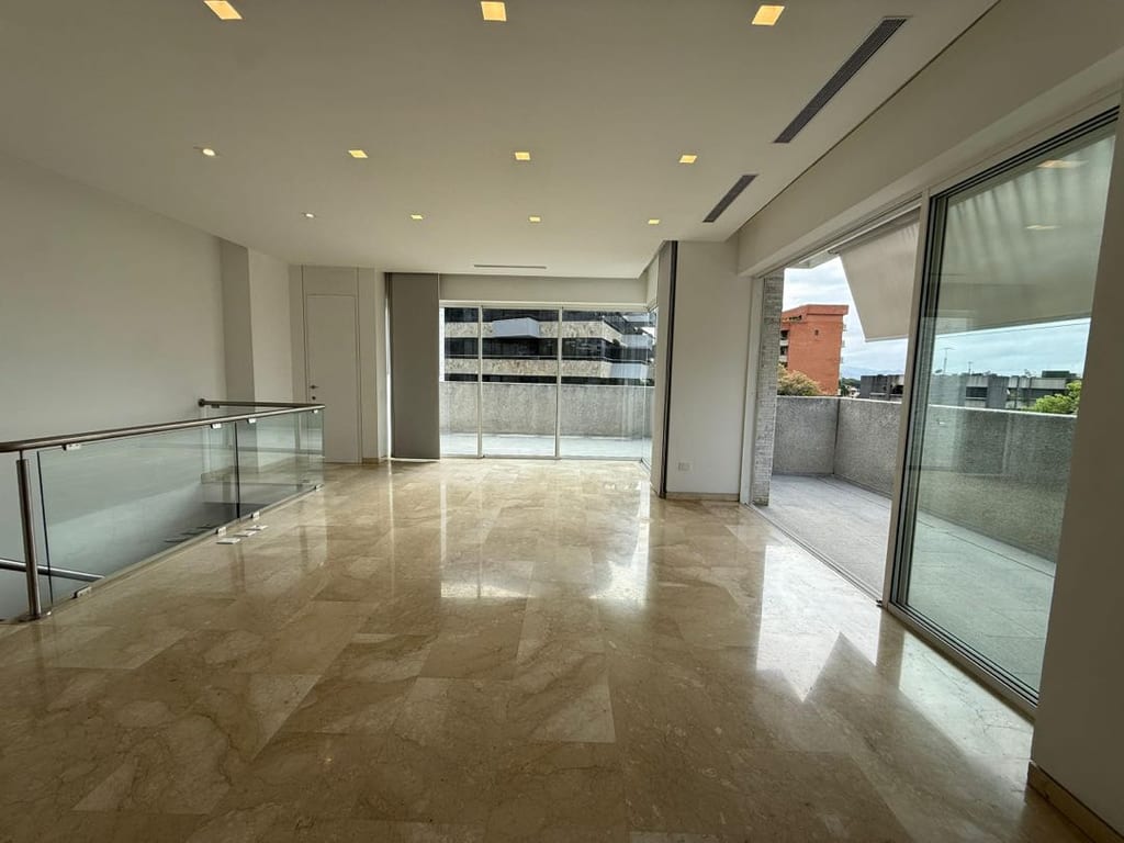 Apartamento en alquiler de 3 hab. y 245 m² en Los Palos Grandes, Caracas