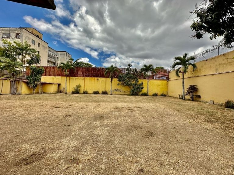 Casa de 5 habitaciones y 855 m² en El Bosque, Caracas
