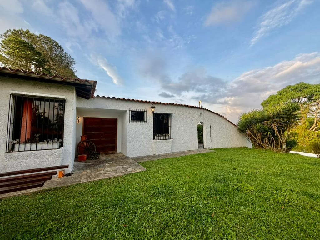 Casa en alquiler de 4 hab. y 500 m² en La Lagunita, Caracas