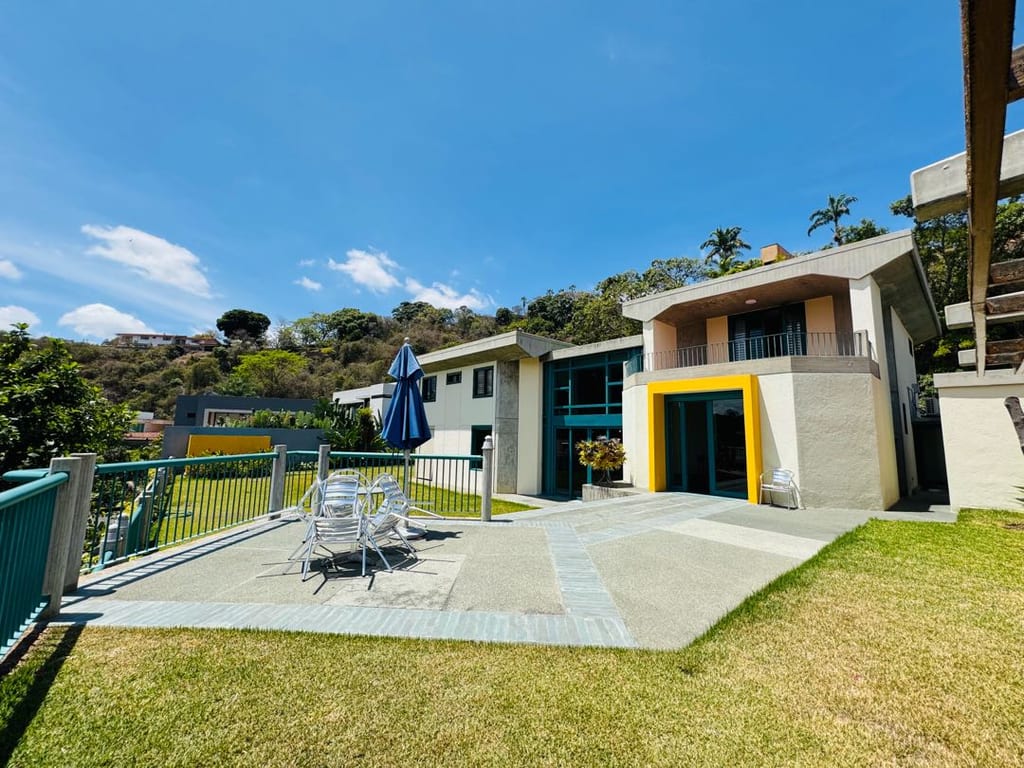 Casa en venta de 5 hab. y 600 m² en Lomas del Mirador, Caracas