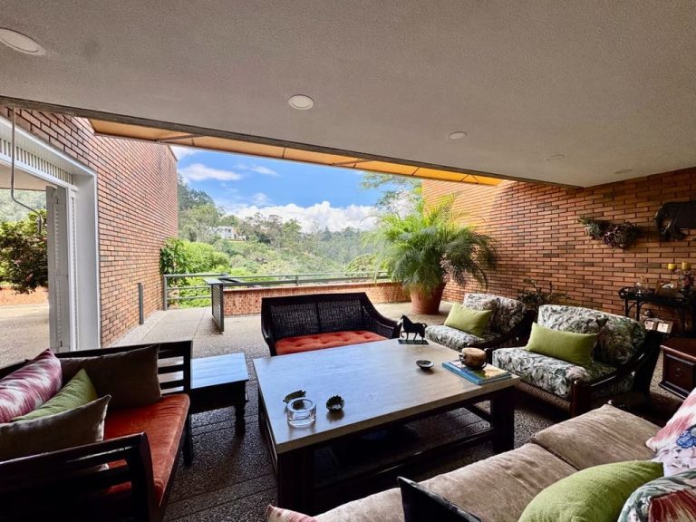 Apartamento con 6 habitaciones y 7 baños en La Lagunita, Caracas