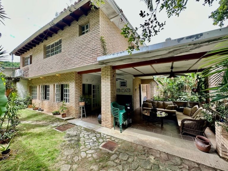 Casa con 5 habitaciones y 6 baños en Santa Sofía, Caracas