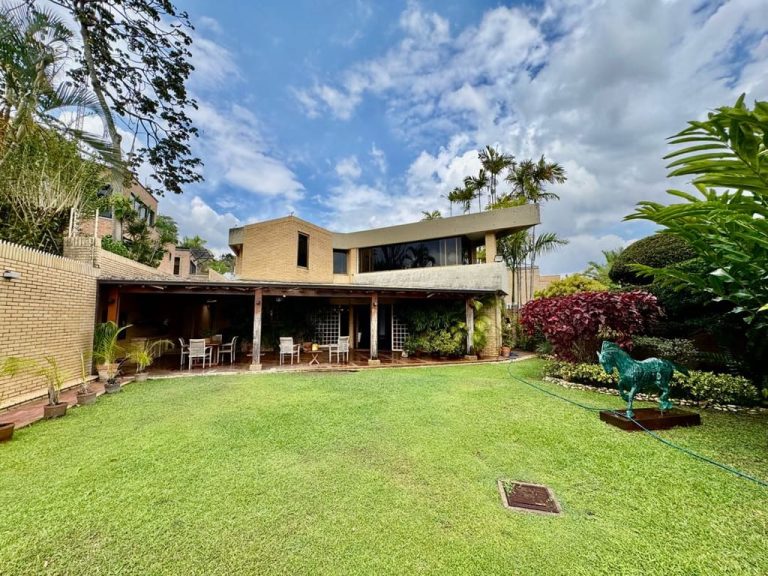Casa de 6 habitaciones y 580 m² en Colinas de Tamanaco, Caracas
