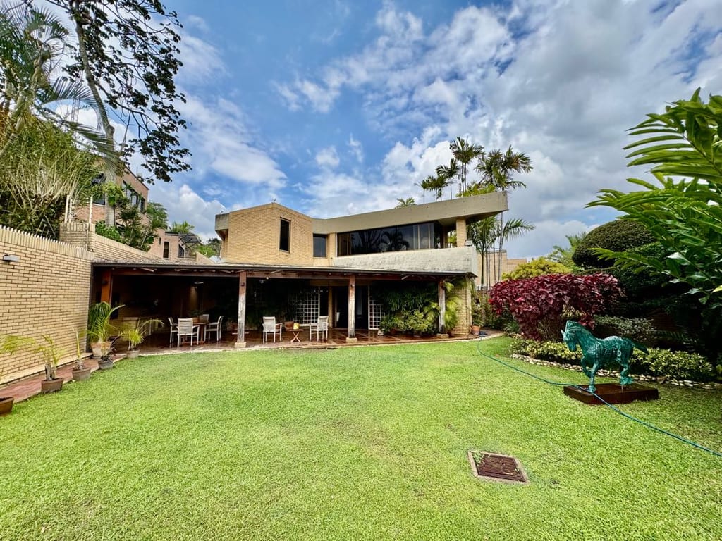 Casa en venta de 6 hab. y 580 m² en Colinas de Tamanaco, Caracas