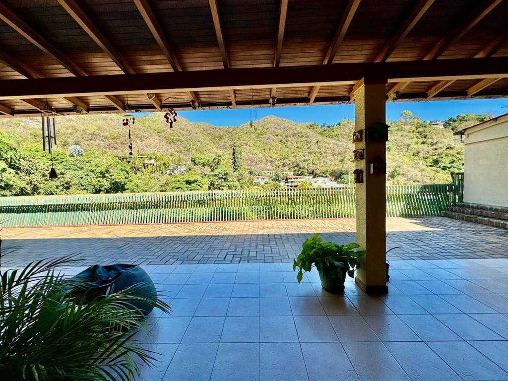 Casa en venta de 9 hab. y 1.450 m² en Prados del Este, Caracas