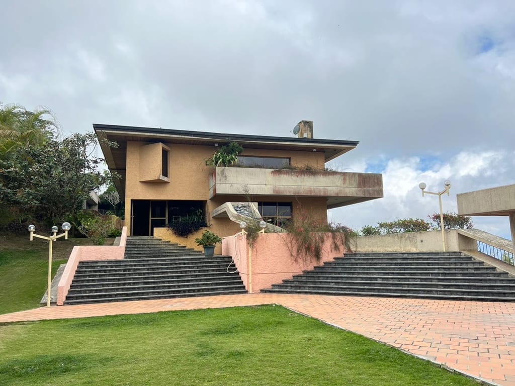 Casa en venta de 4 hab. y 650 m² en Oripoto, Caracas